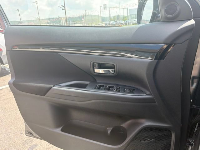 Used 2020 Mitsubishi Outlander SE AWD/4WD image 5