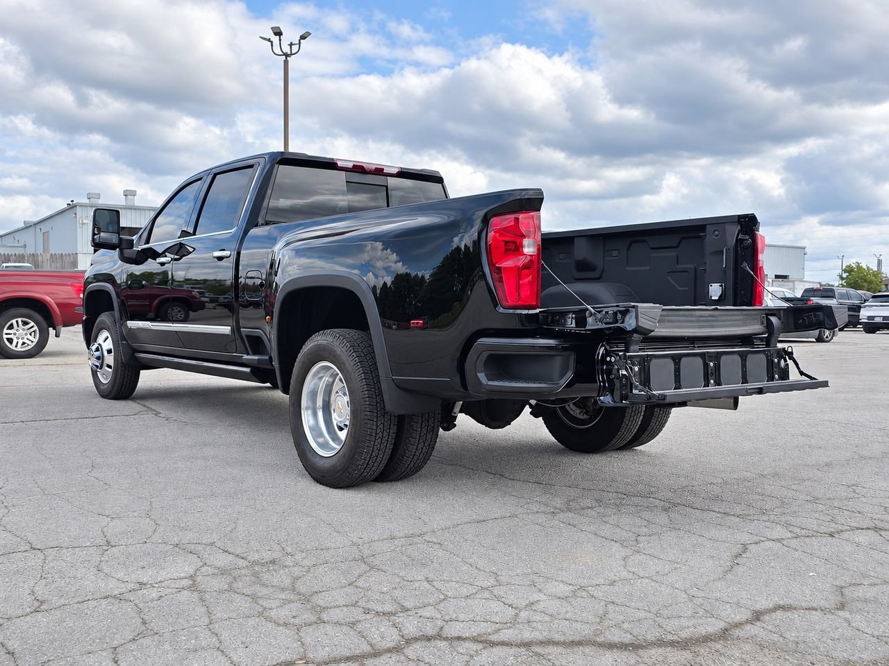 Used 2024 Chevrolet Silverado 3500 High Country w/ High Country Premium Package AWD/4WD image 4