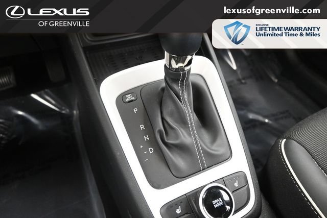 Used 2024 Hyundai Venue Limited FWD image 16