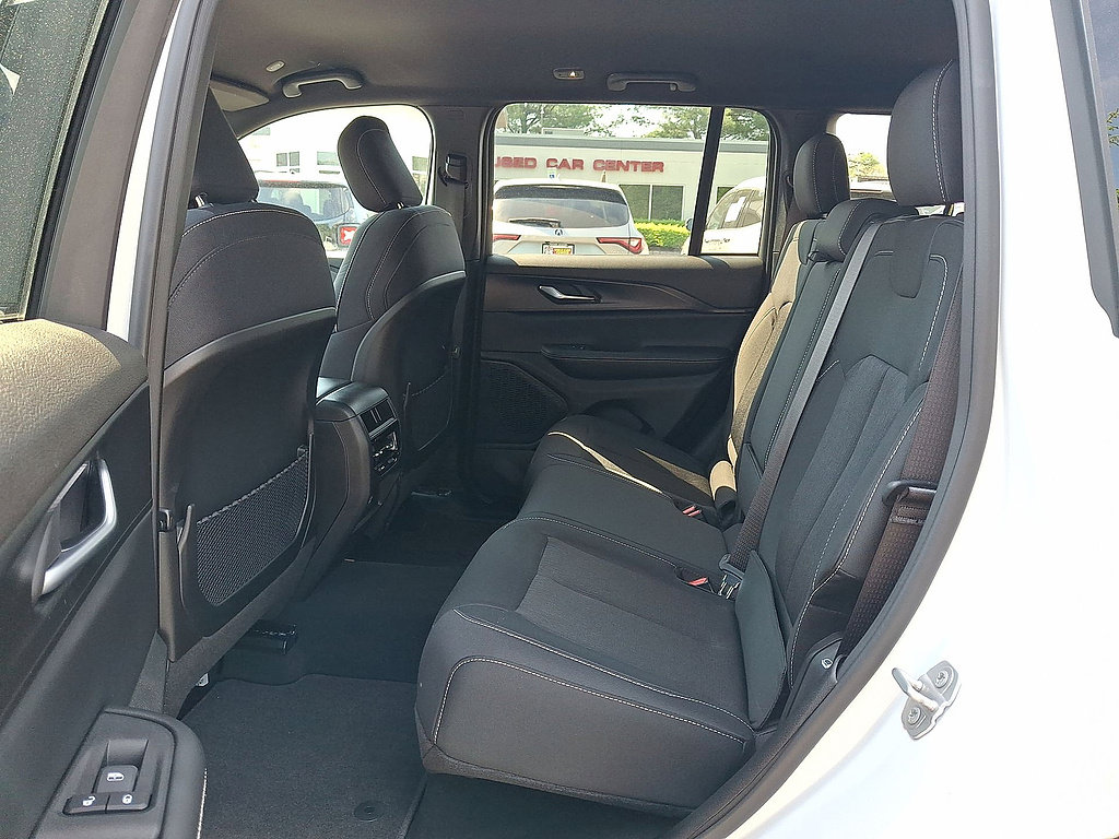Used 2024 Jeep Grand Cherokee Laredo AWD/4WD image 13