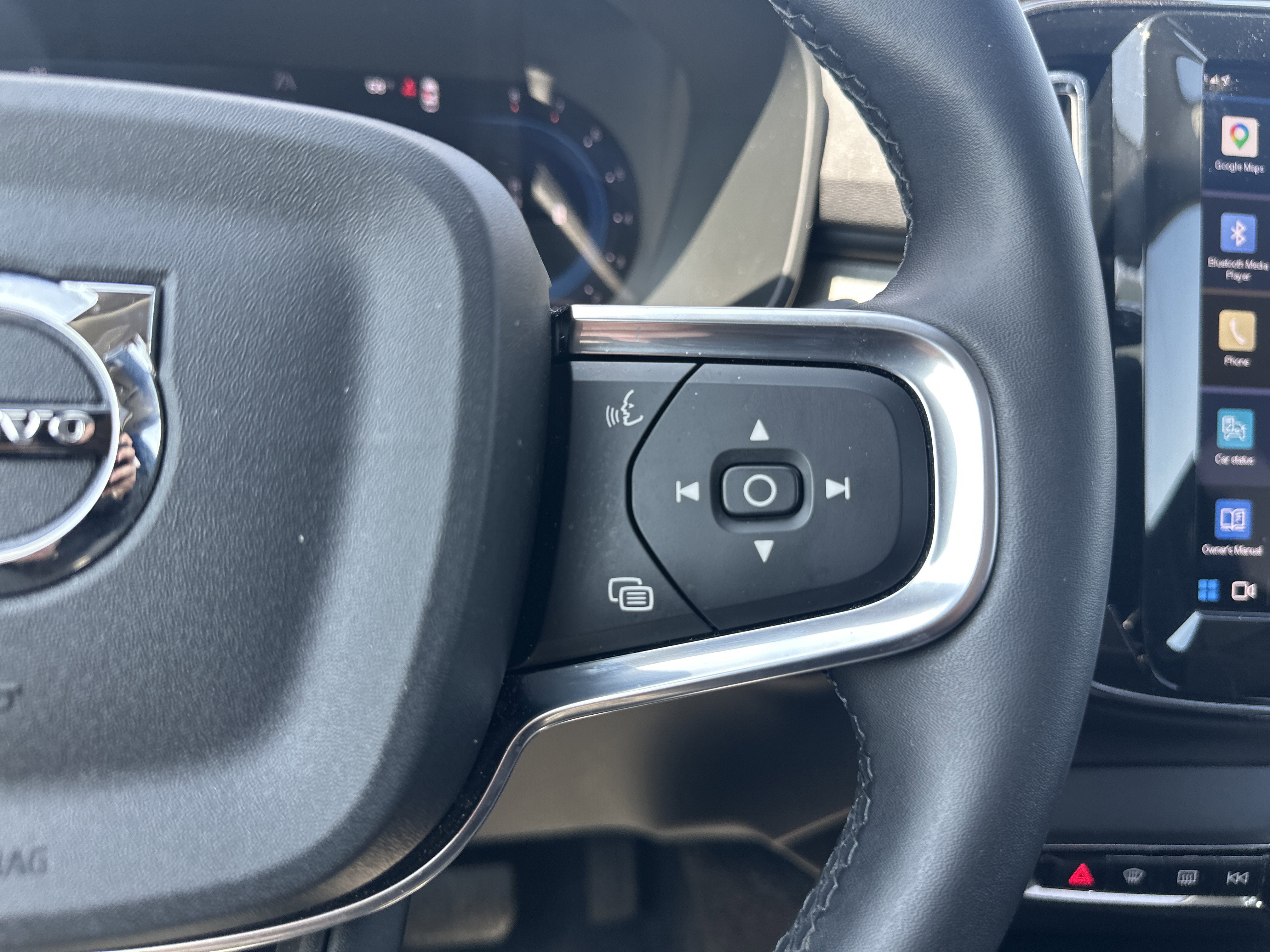 Used 2025 Volvo XC40 B5 Core image 22