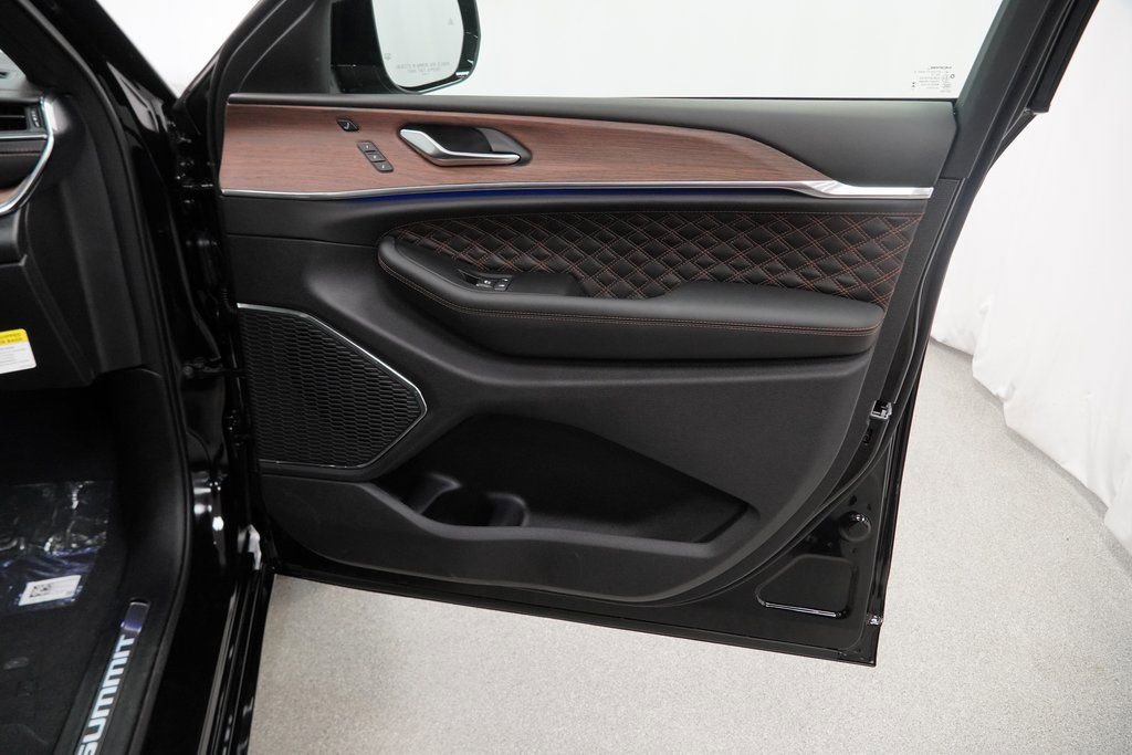 New 2025 Jeep Grand Cherokee L Summit w/ Obsidian Package image 34