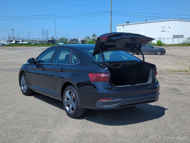Used 2024 Volkswagen Jetta SE image 8