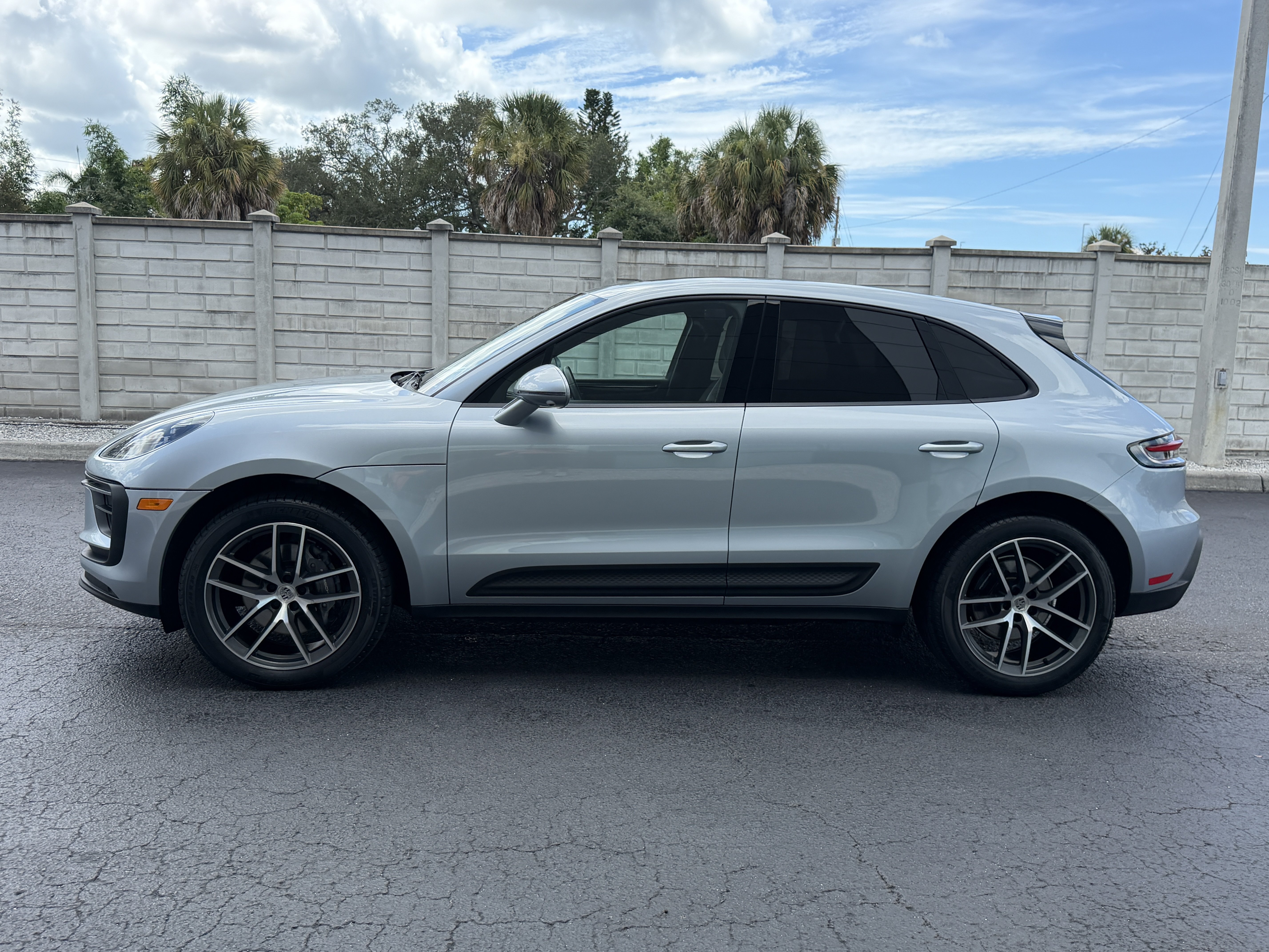Certified 2023 Porsche Macan AWD/4WD image 2