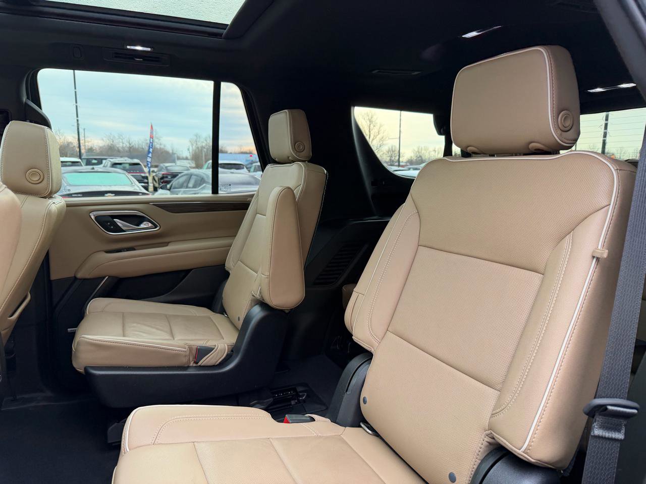 Used 2021 Chevrolet Tahoe Premier w/ Premium Package image 19