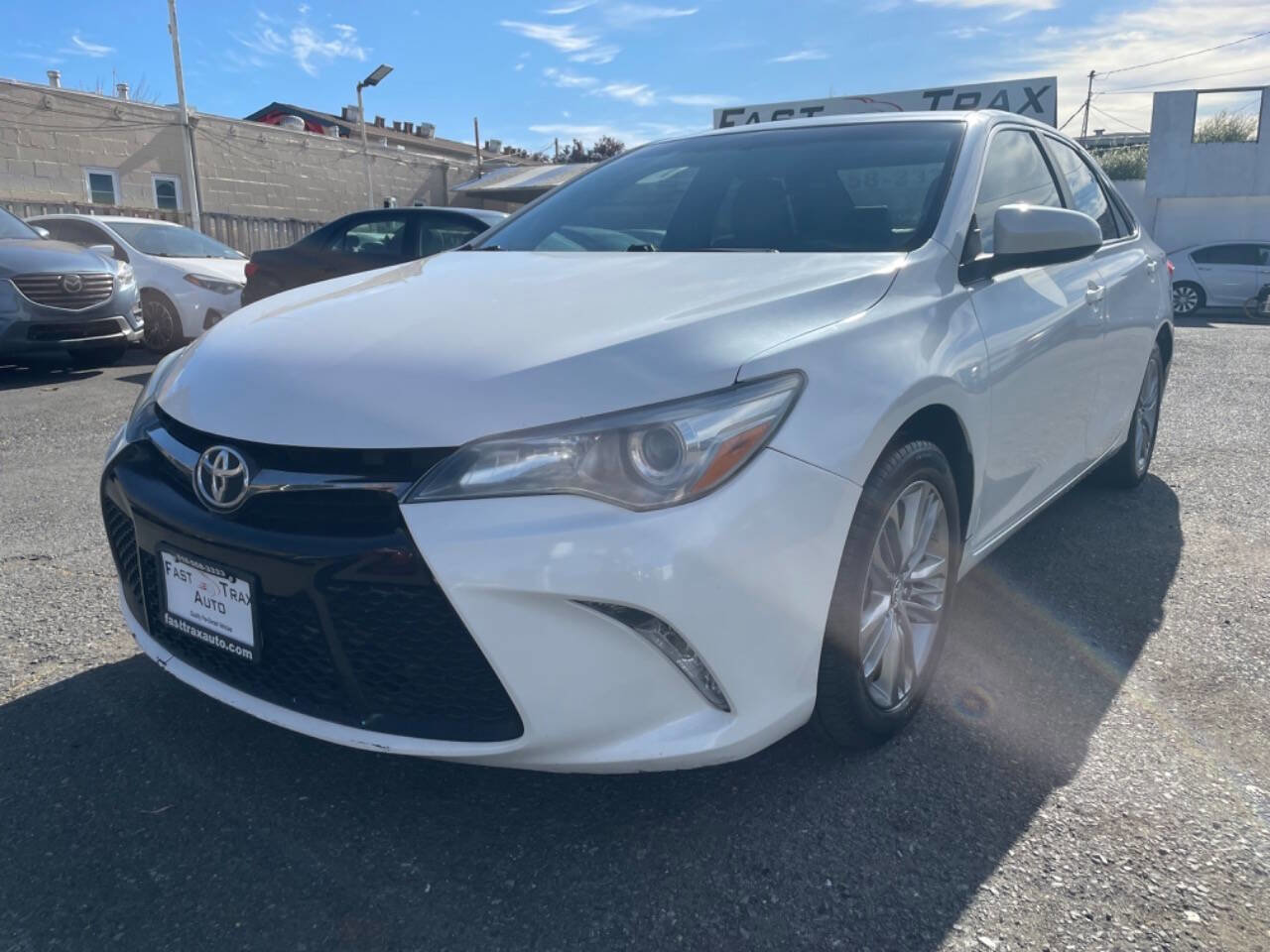 Used 2015 Toyota Camry SE FWD image 2