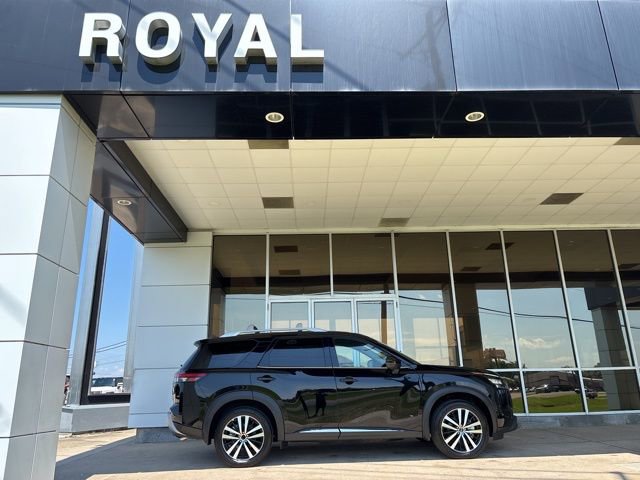 Used 2025 Nissan Pathfinder Platinum w/ Black Appearance Package