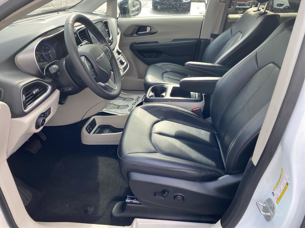 Used 2024 Chrysler Pacifica Touring-L FWD image 9