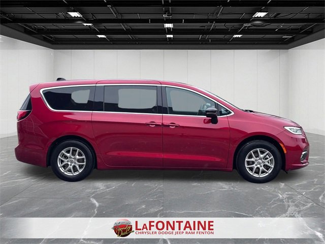 Used 2025 Chrysler Pacifica Select image 6