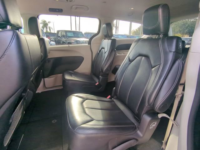 Used 2024 Chrysler Pacifica Touring-L image 17