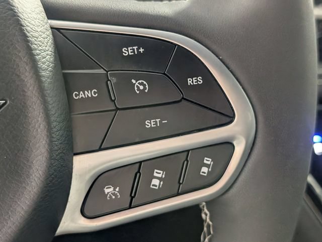 Used 2025 Chrysler Pacifica Select FWD image 16