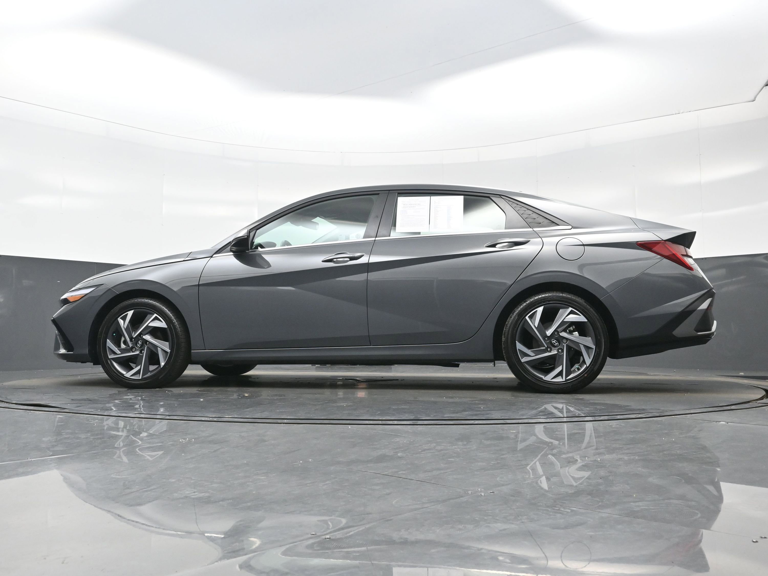 Used 2025 Hyundai Elantra Limited FWD image 28
