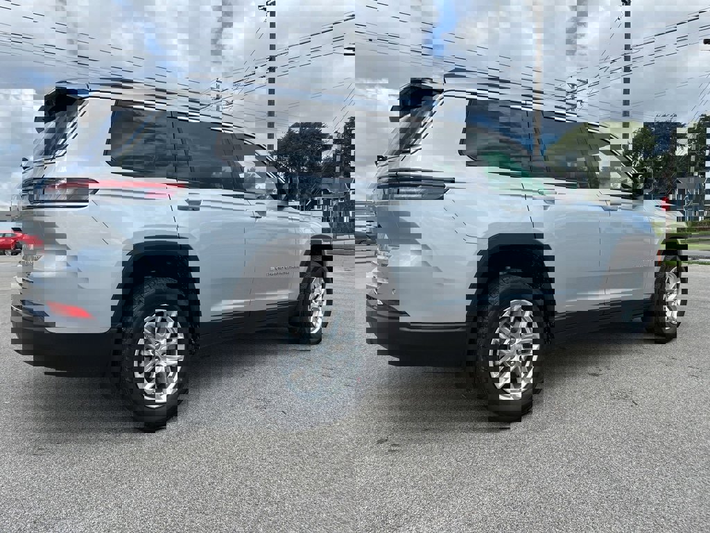 New 2025 Jeep Grand Cherokee L Laredo w/ Trailer Tow Package image 5