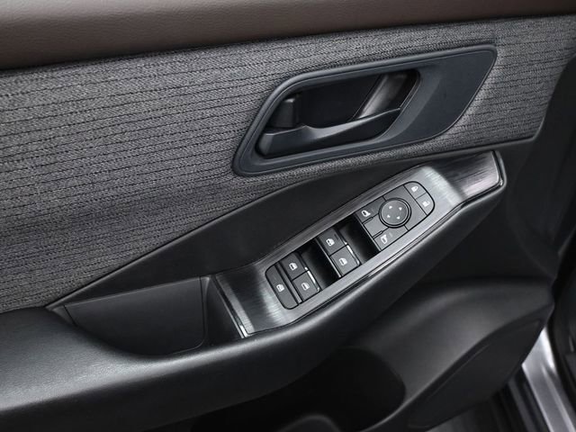 Used 2023 Nissan Rogue S image 18