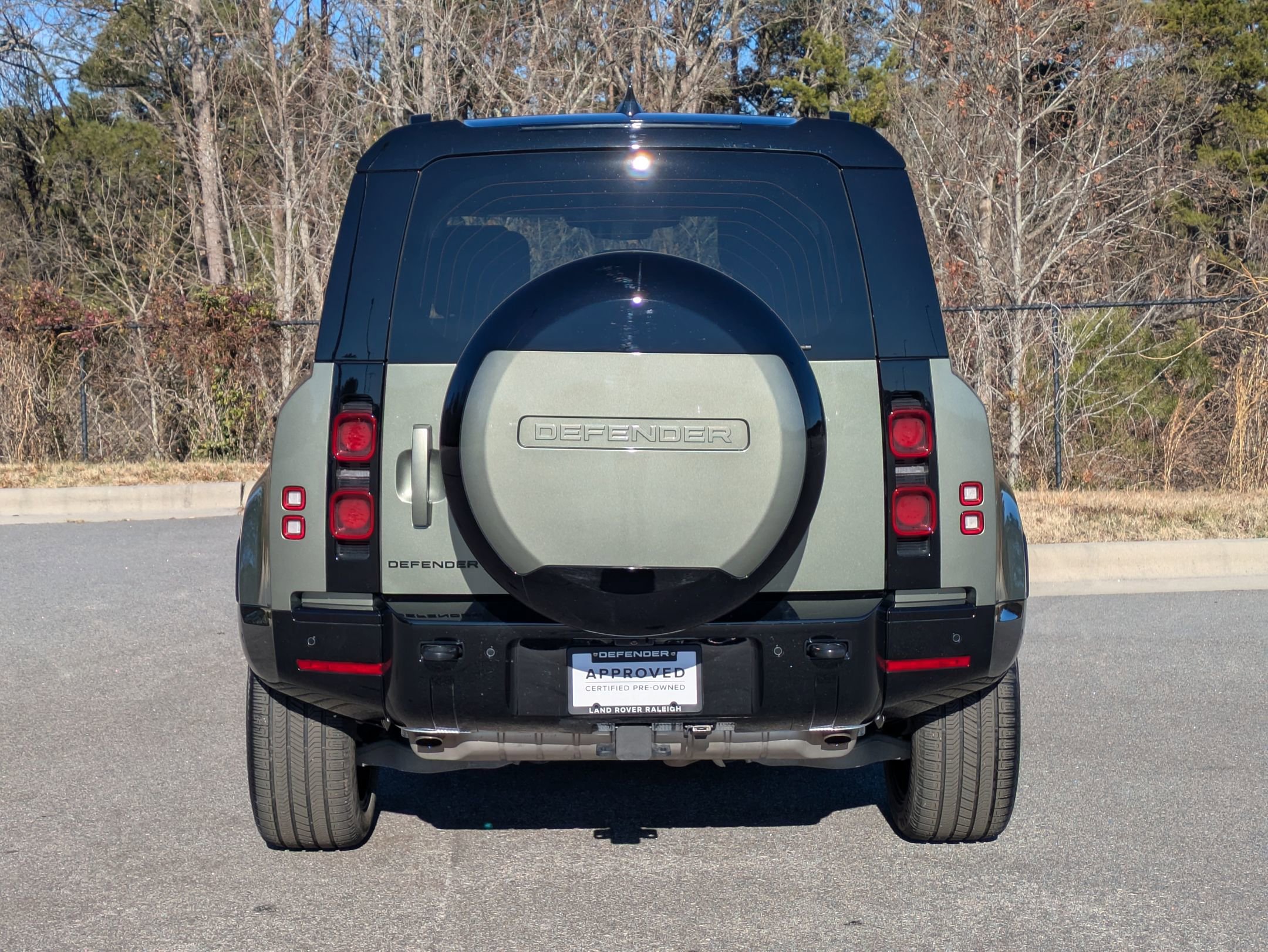 Used 2025 Land Rover Defender 110 X-Dynamic SE image 6