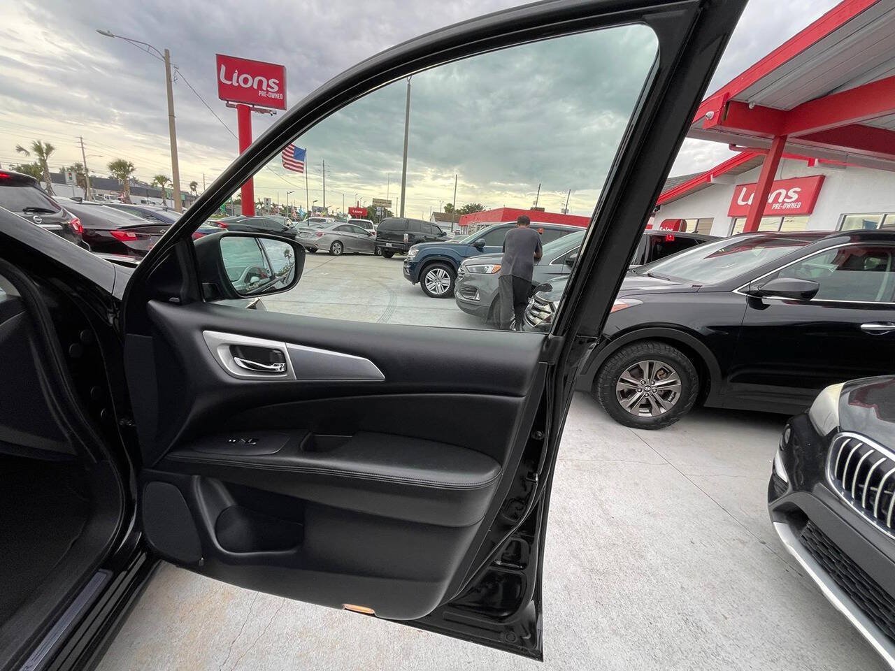 Used 2019 Nissan Pathfinder SL AWD/4WD image 18