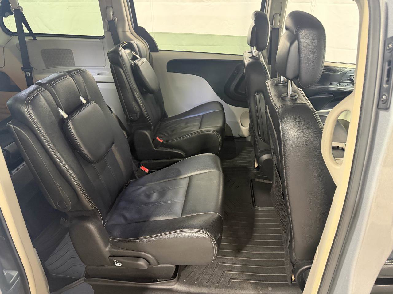 Used 2014 Chrysler Town & Country Touring FWD image 15