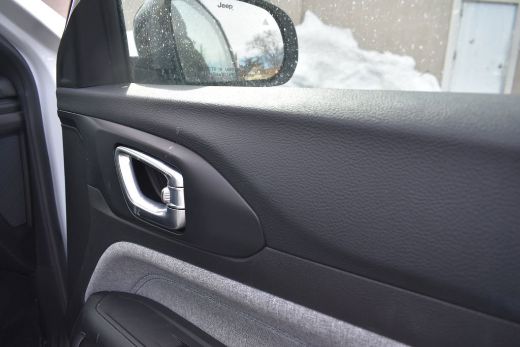 Used 2025 Jeep Compass Latitude image 20