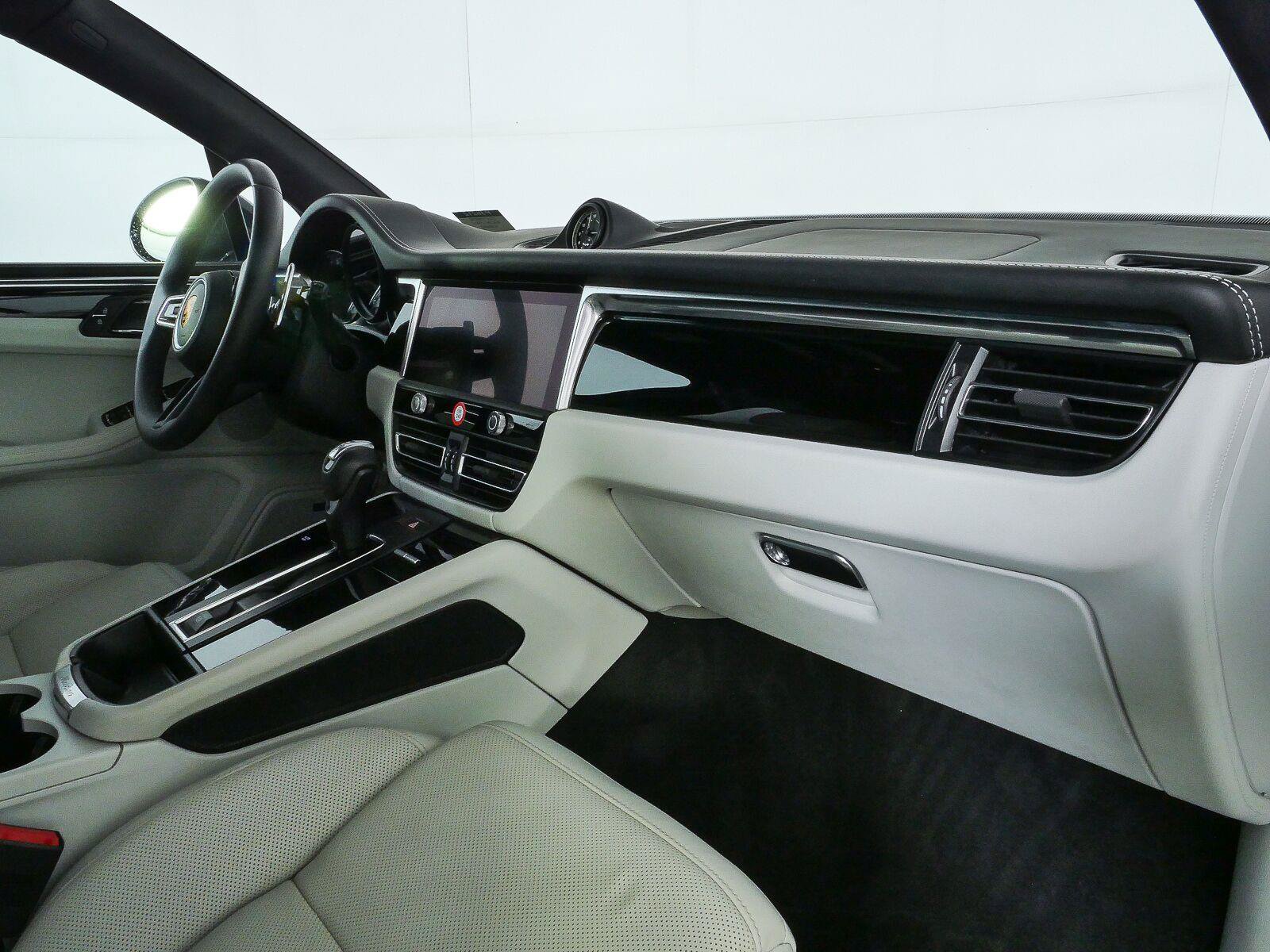 Certified 2024 Porsche Macan AWD/4WD image 22