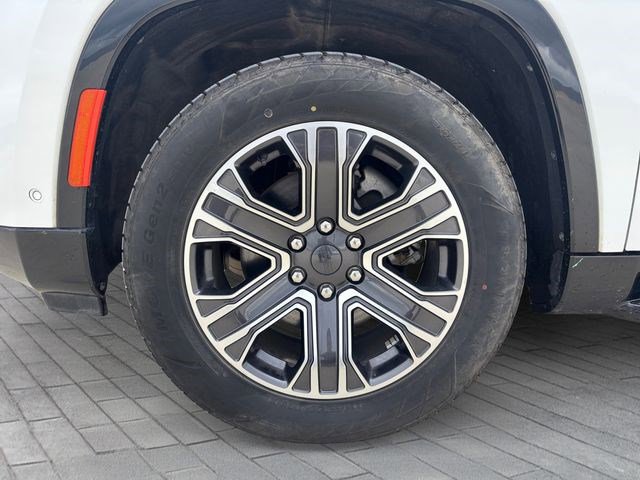 Used 2024 Jeep Wagoneer L Series II RWD image 9