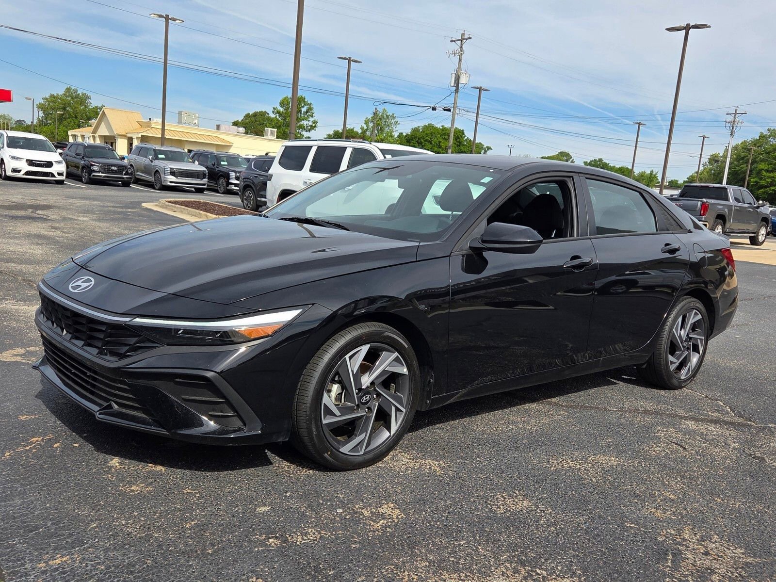 Used 2025 Hyundai Elantra Sport image 3