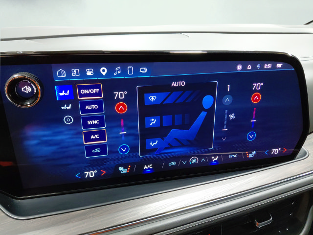 Certified 2025 Chevrolet Suburban Z71 AWD/4WD image 38