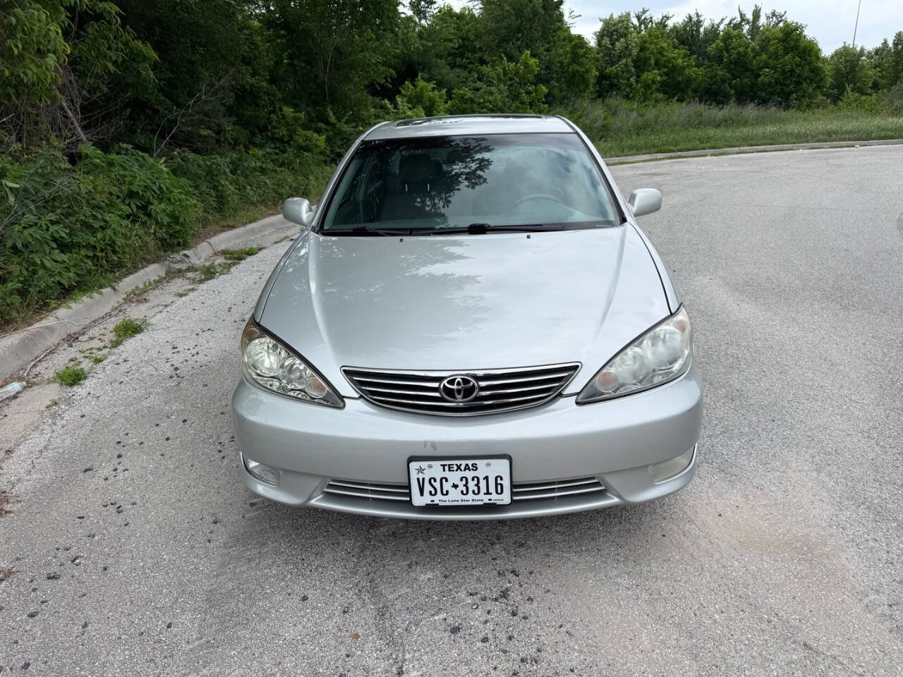 Used 2005 Toyota Camry XLE FWD image 3