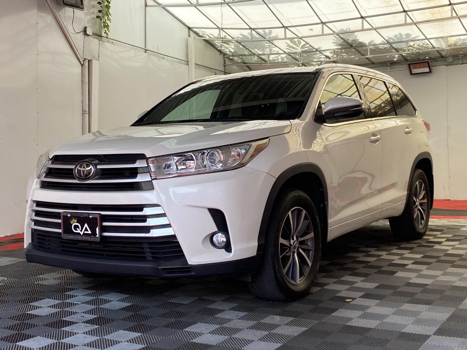 Used 2017 Toyota Highlander XLE AWD/4WD image 3