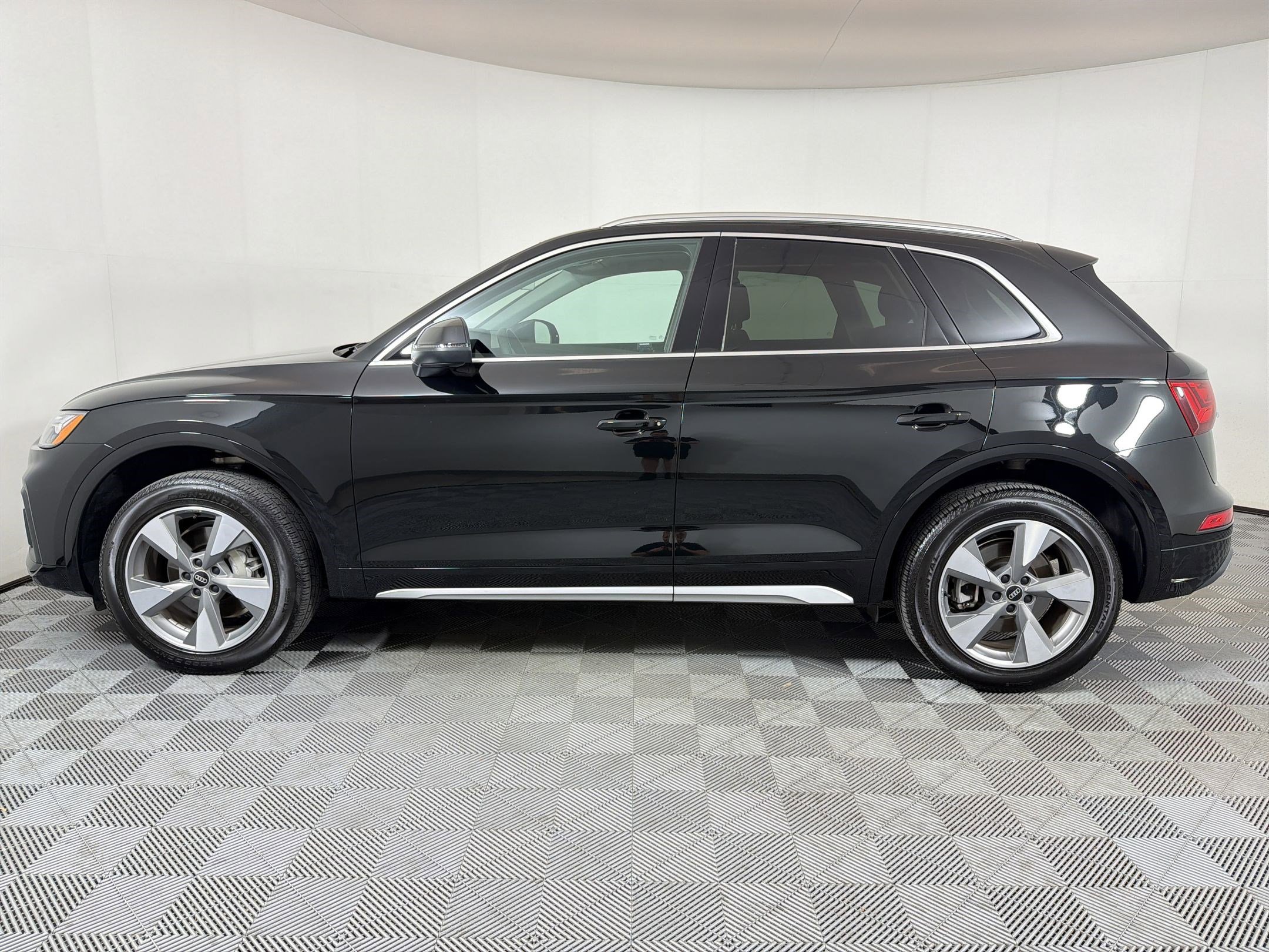 Used 2023 Audi Q5 2.0T Premium w/ Convenience Package AWD/4WD image 2