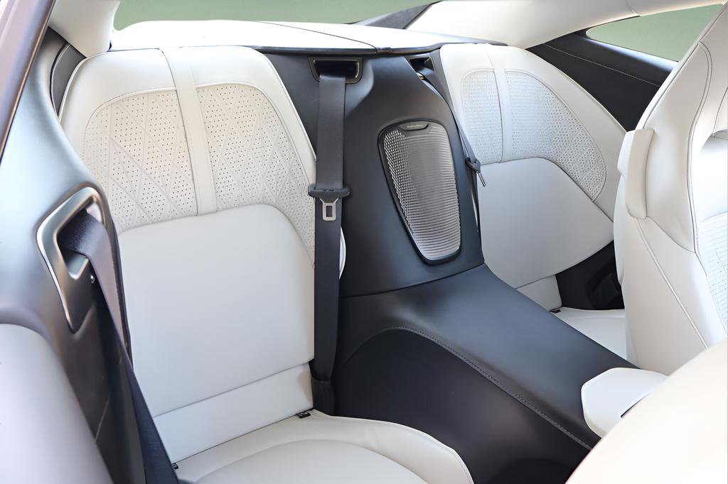 Used 2025 Aston Martin DB12 Coupe image 16