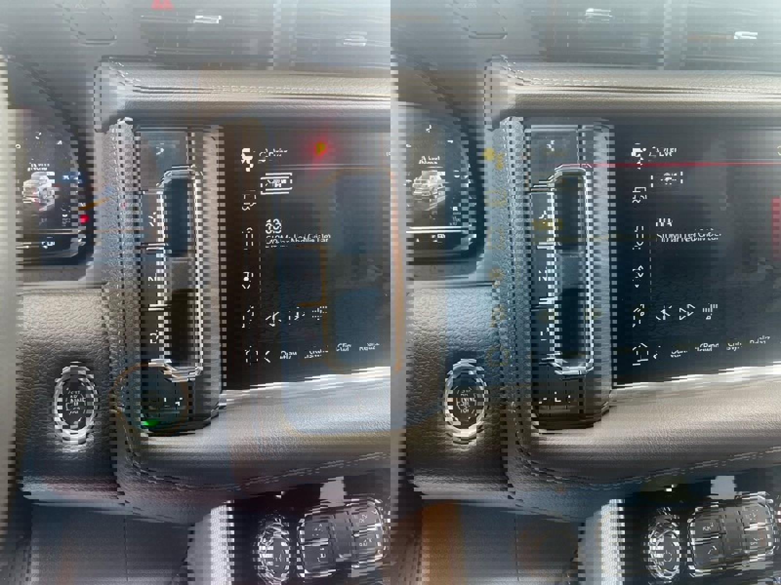 Used 2022 GMC Yukon XL Denali w/ Denali Premium Package image 20