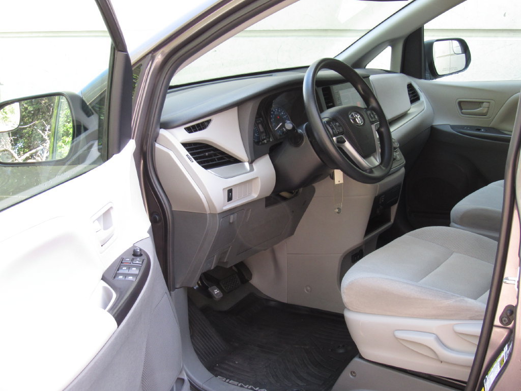 Certified 2020 Toyota Sienna L FWD image 8