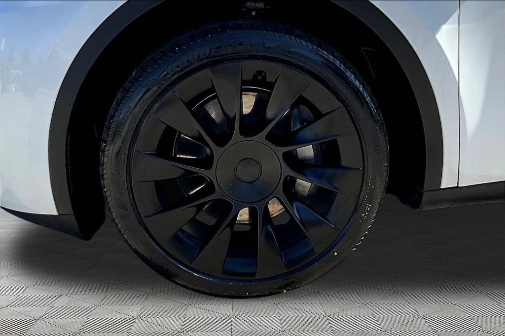 Used 2023 Tesla Model Y Long Range AWD/4WD image 32