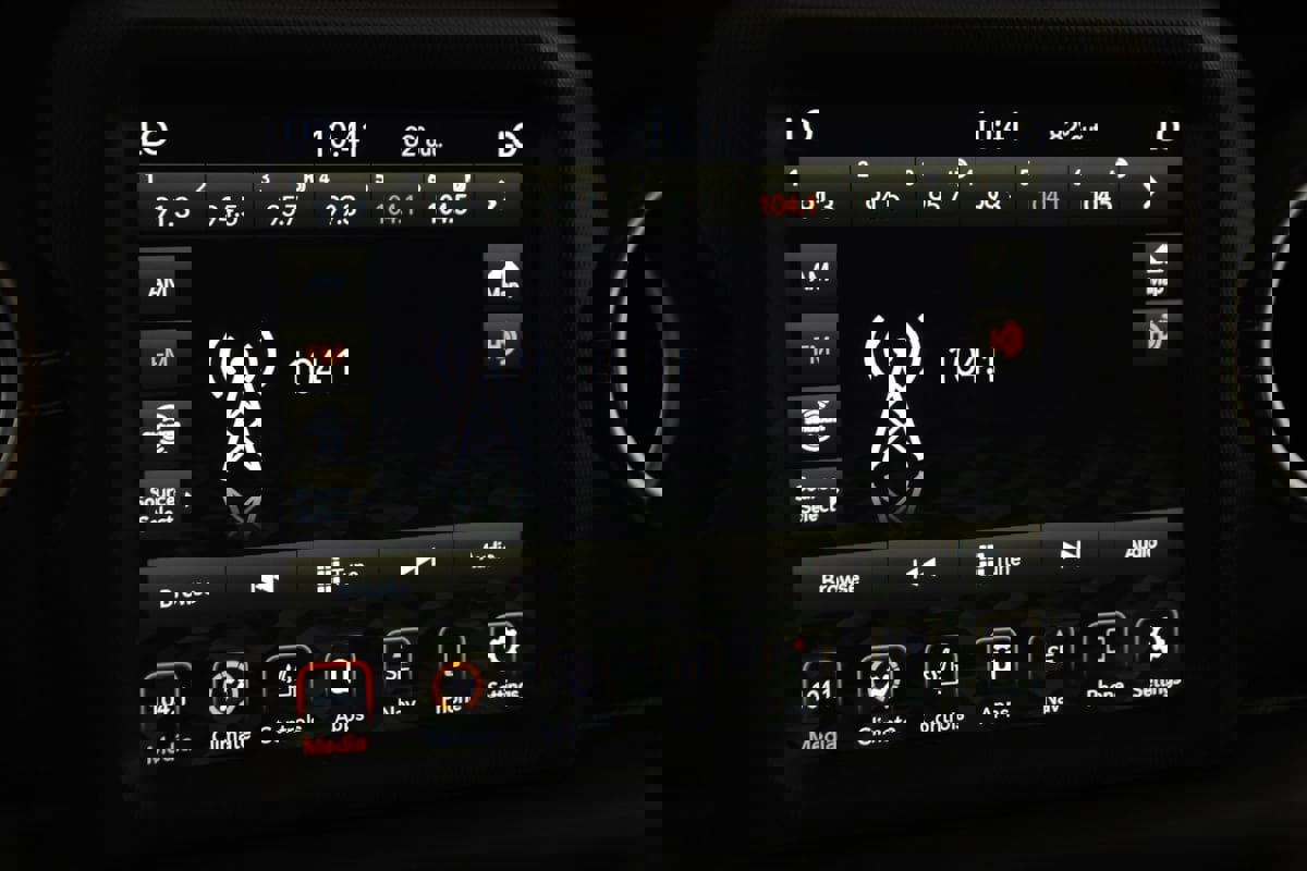 Used 2022 Jeep Wrangler Unlimited Sahara w/ Cold Weather Group image 34