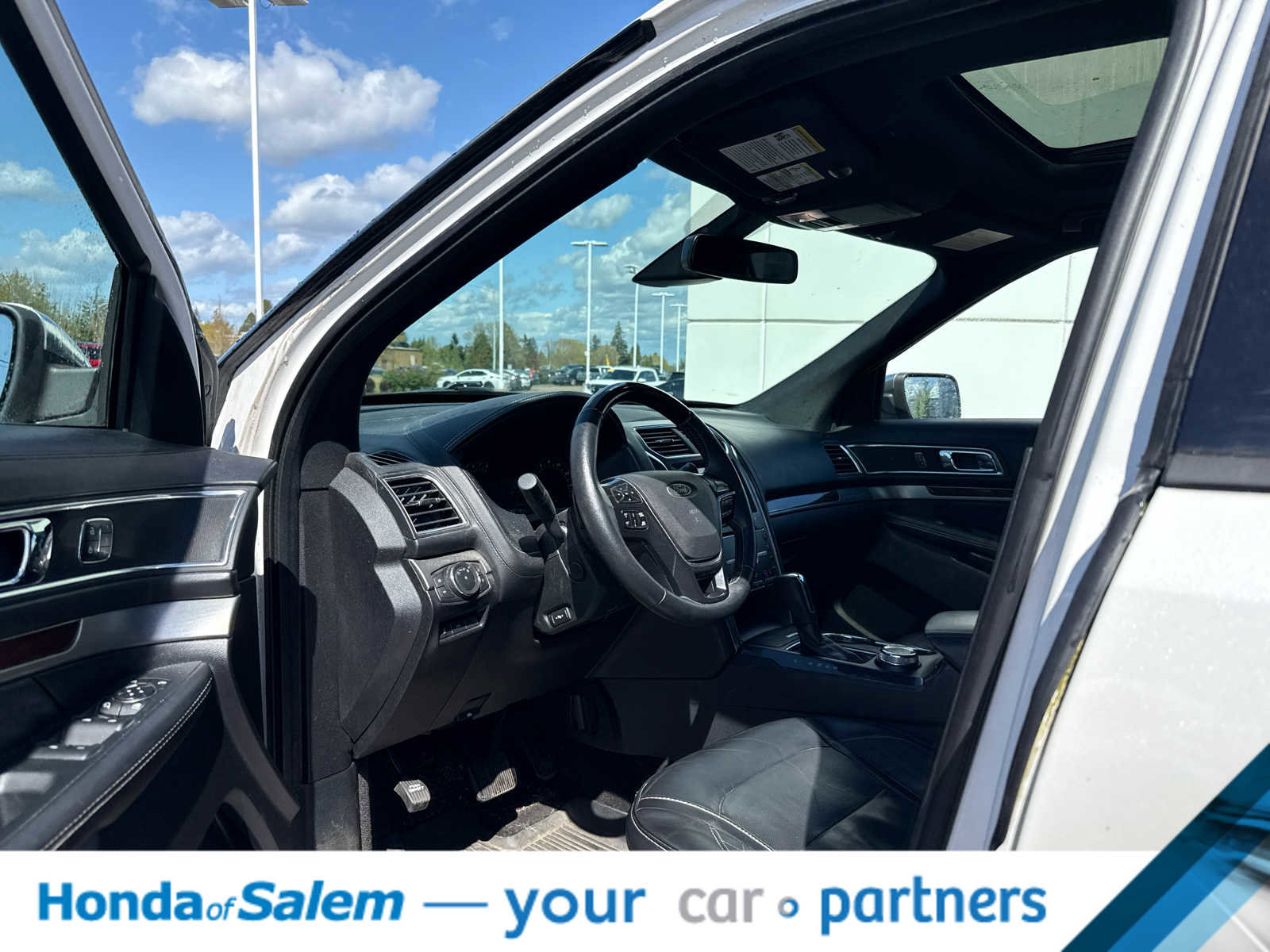 Used 2018 Ford Explorer Platinum AWD/4WD image 2