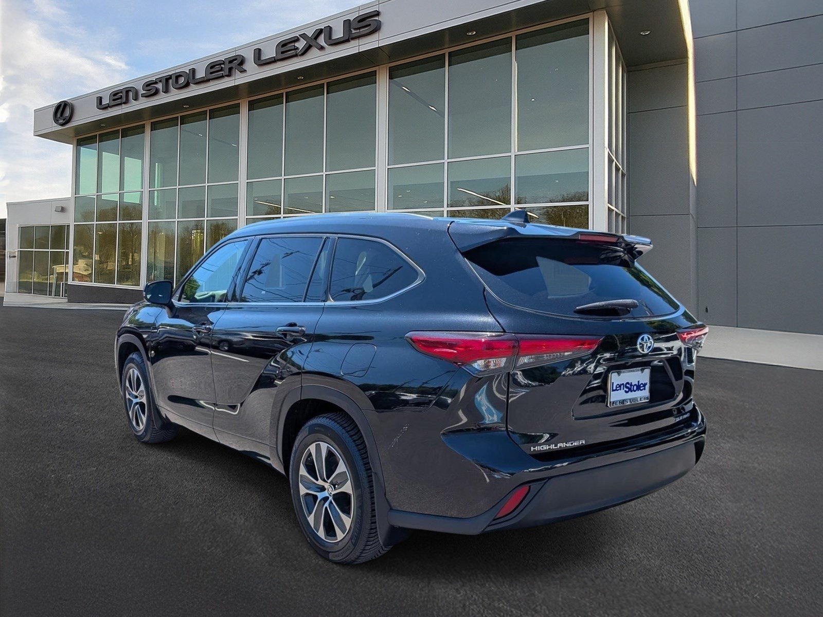 Used 2020 Toyota Highlander XLE AWD/4WD image 5