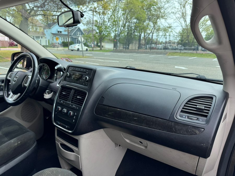 Used 2015 Dodge Grand Caravan American Value Package w/ UConnect Hands-Free Group FWD image 12