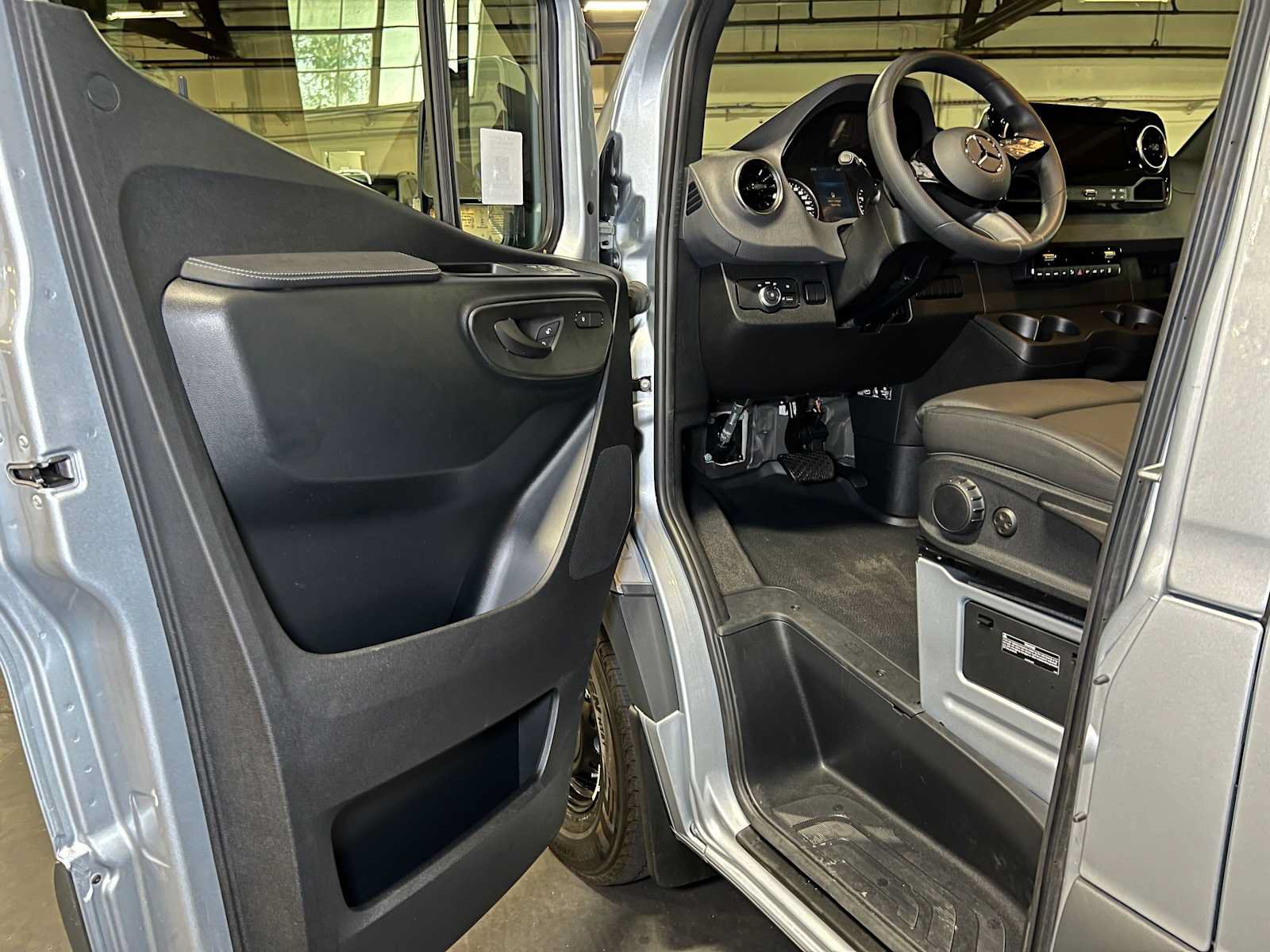 Used 2025 Mercedes-Benz Sprinter 2500 image 20