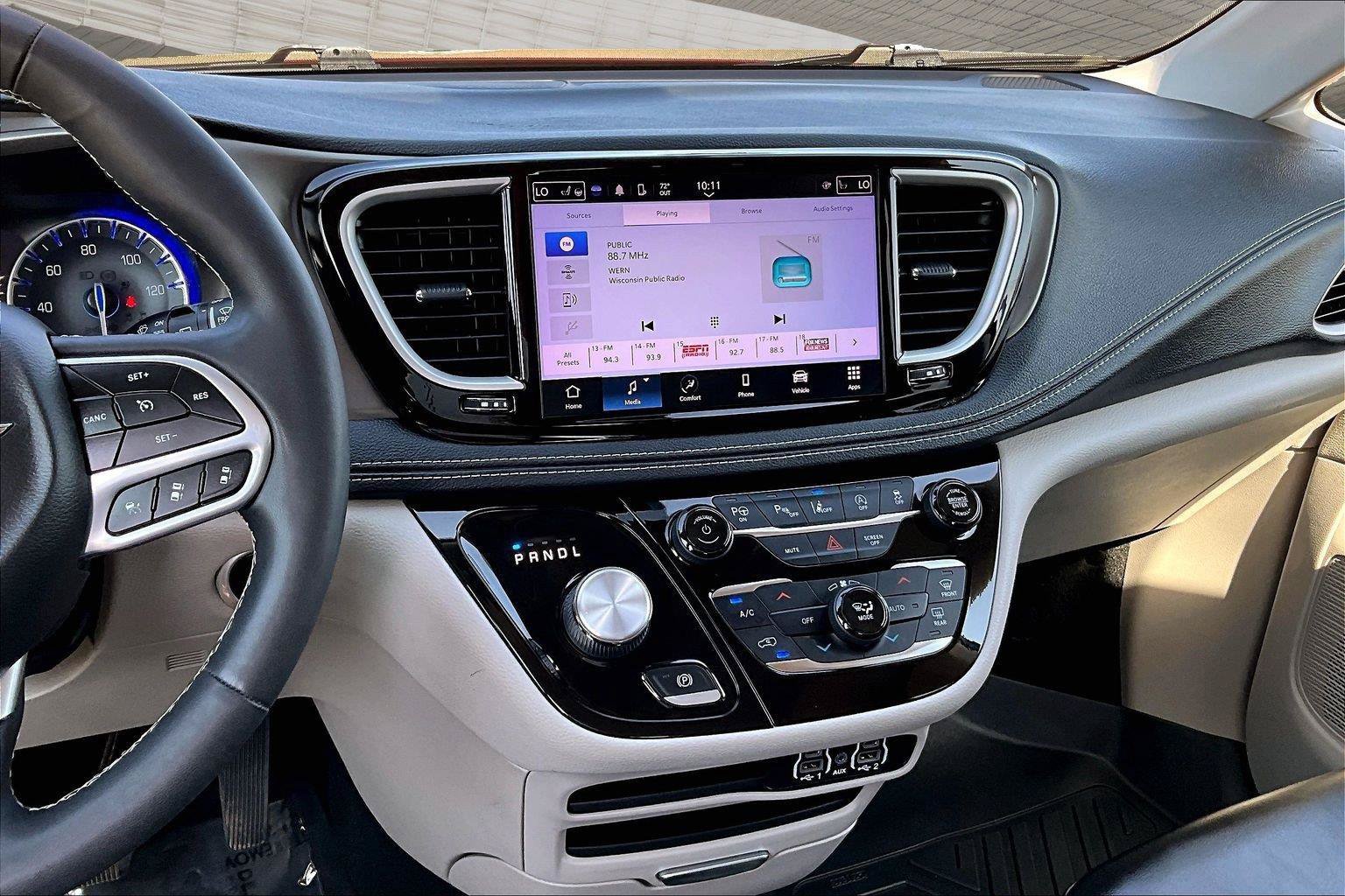 Used 2023 Chrysler Pacifica Touring-L AWD/4WD image 7