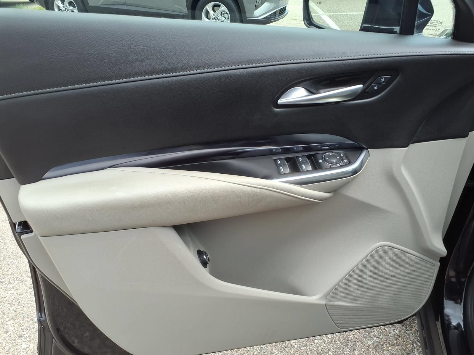 Used 2023 Cadillac XT4 Luxury w/ Cold Weather Package AWD/4WD image 14