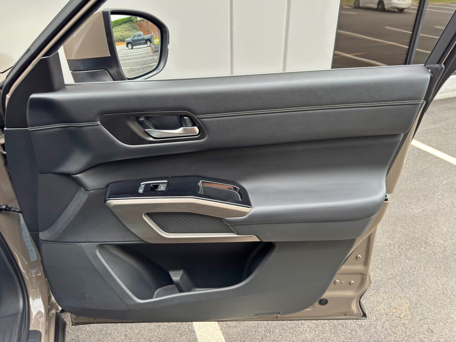 Used 2024 Nissan Pathfinder Platinum FWD image 45