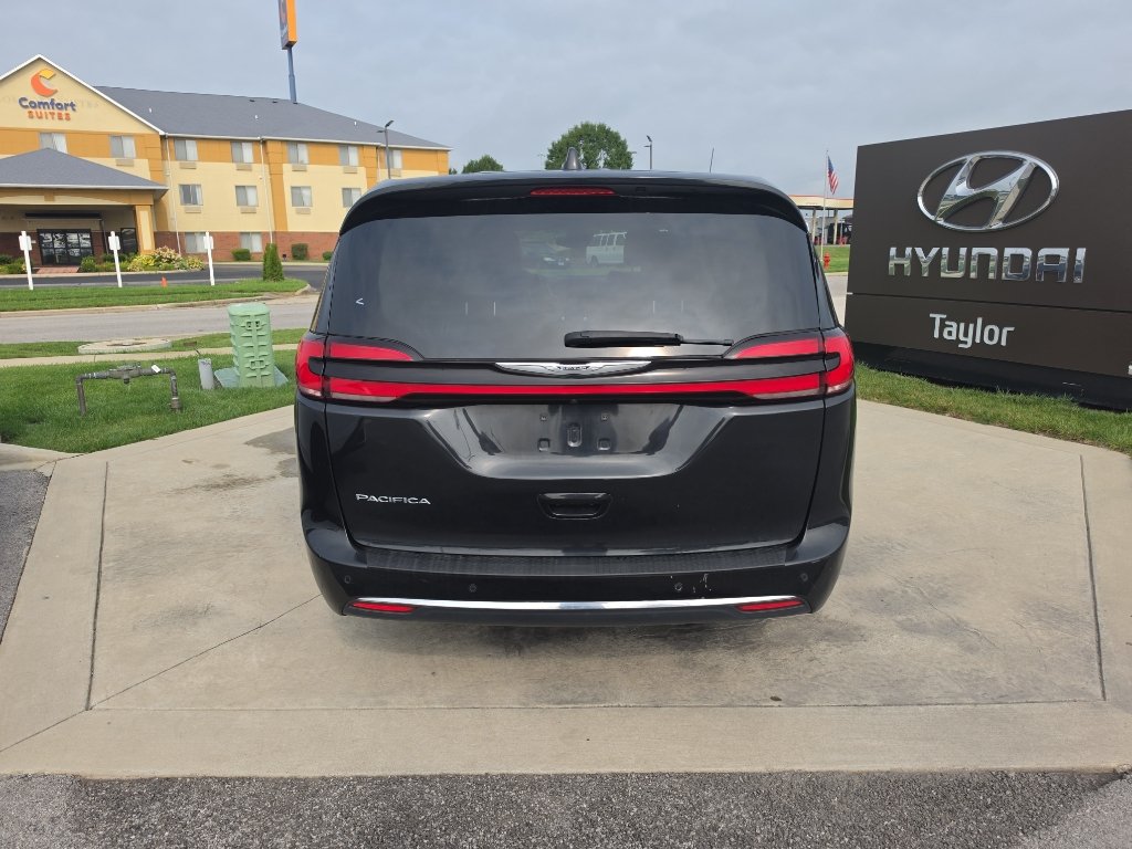 Used 2023 Chrysler Pacifica Touring-L FWD image 6