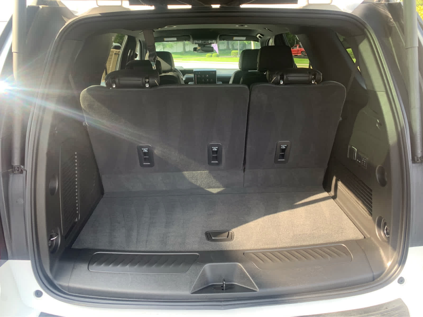 Used 2025 GMC Yukon Elevation AWD/4WD image 6