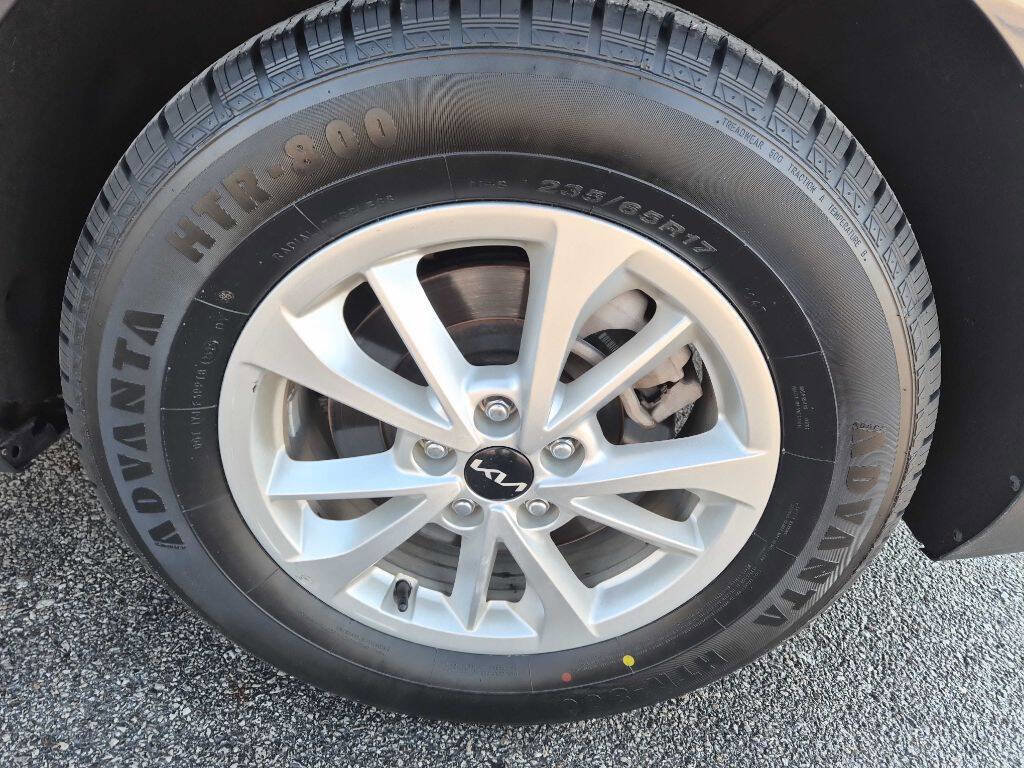 Used 2024 Kia Carnival LX image 24