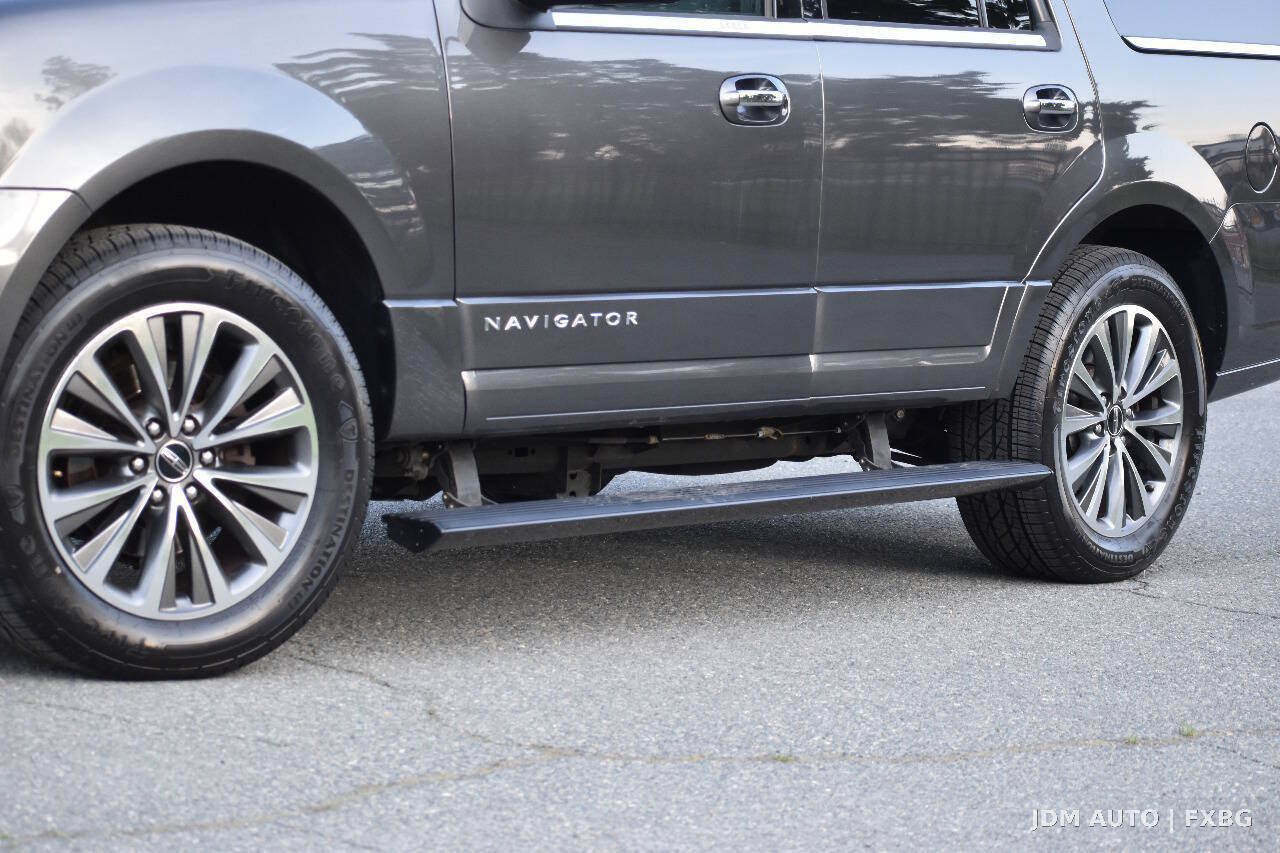 Used 2017 Lincoln Navigator Select AWD/4WD image 40