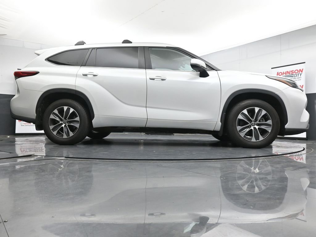 Used 2023 Toyota Highlander XLE AWD/4WD image 31