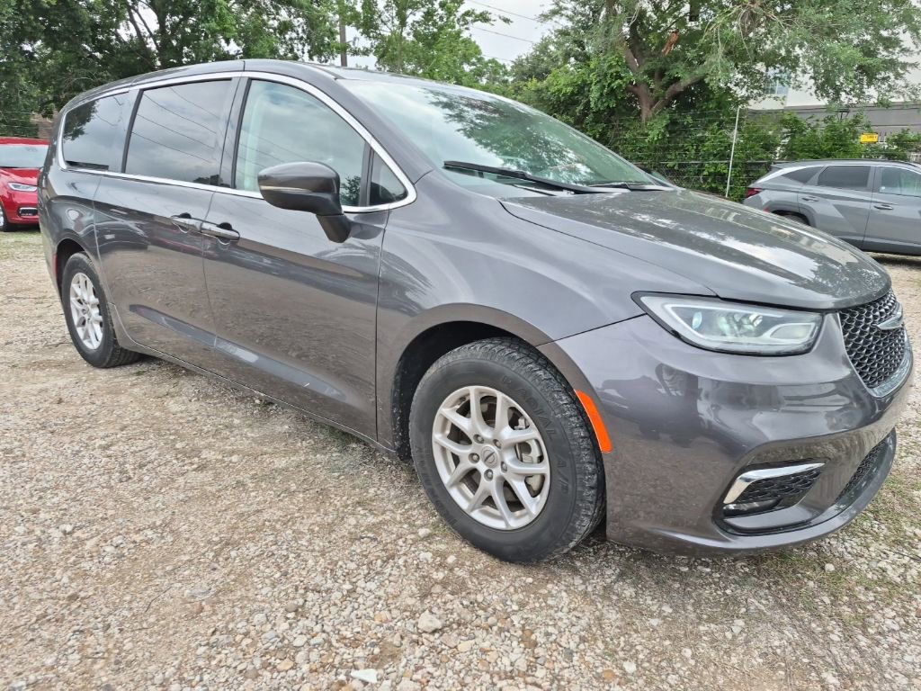 Used 2023 Chrysler Pacifica Touring-L FWD image 4