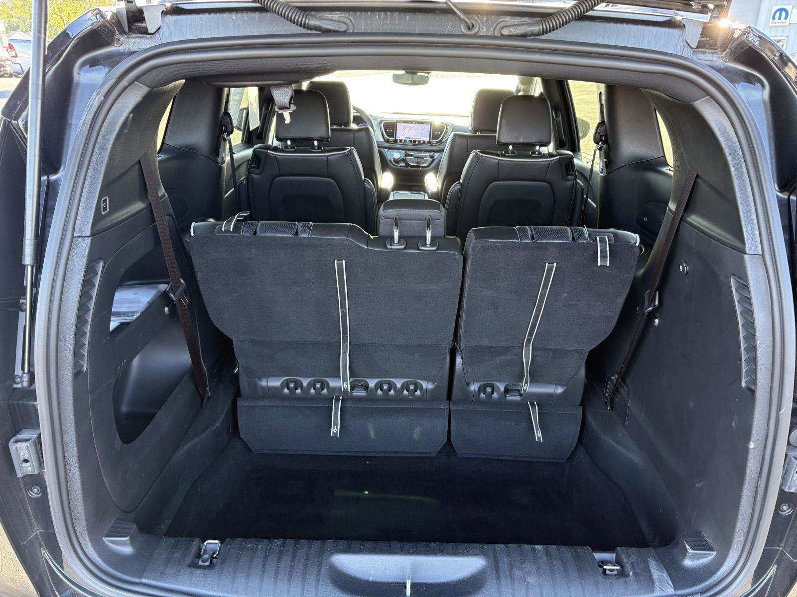 Used 2025 Chrysler Pacifica Limited image 29