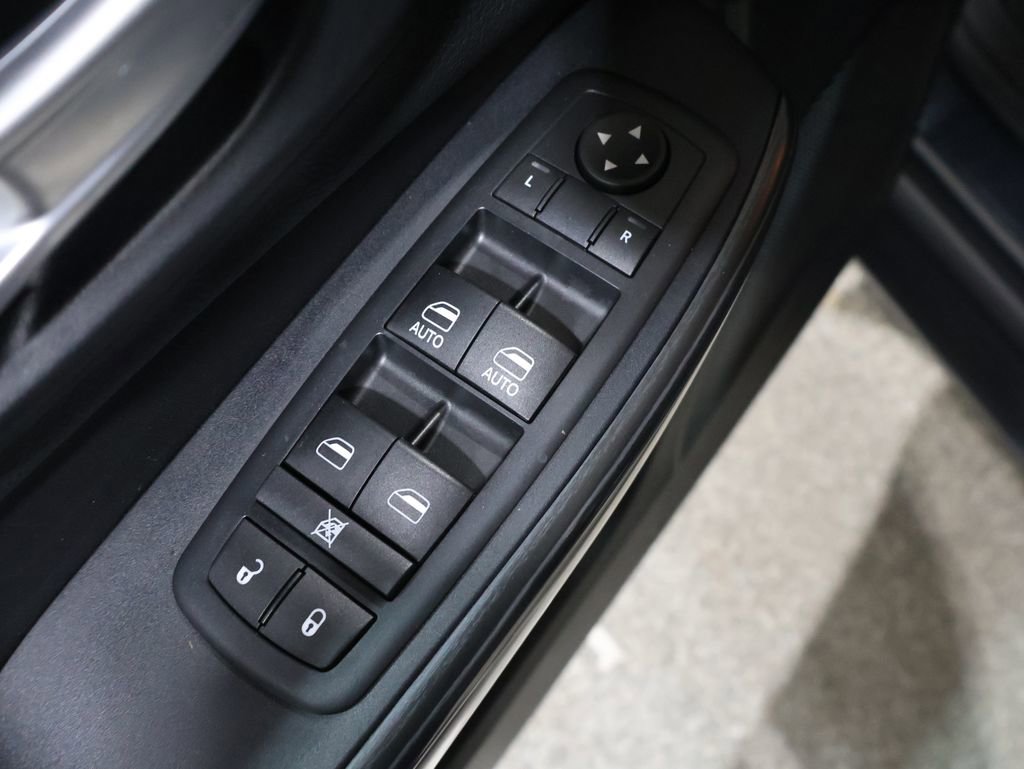 Used 2017 Jeep Cherokee Trailhawk w/ Cold Weather Group image 13