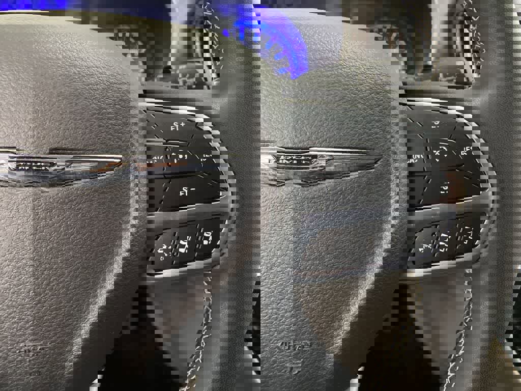 Used 2023 Chrysler Pacifica Touring-L image 20